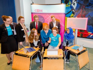 Girls'Day-Auftaktveranstaltung am 22.04.2015 in Anwesenheit der Bundeskanzlerin Angela Merkel im Bundeskanzleramt, Berlin.Organisiert von der Initiative D21 e.V. und dem Kompetenzzentrum Technik-Diversity-Chancengleichheit e.V.Unterstützt von den D21-MitgliedsunternehmenDeutsche TelekomEricssonTechniker KrankenkasseIntelMicrosoftFraunhofer VerbundOTTOund der Bundespolizei.Beteiligt waren 24 Schülerinnen folgender Berliner Schulen: Hermann-Hesse-Schule, Isaac-Newton-Schule und Max-von-Laue-Schule.